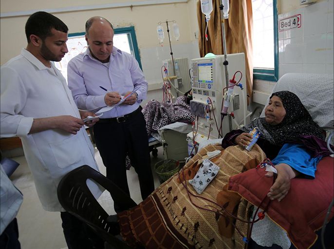 نيوزويك ترصد انهيار قطاع الصحة بغزة