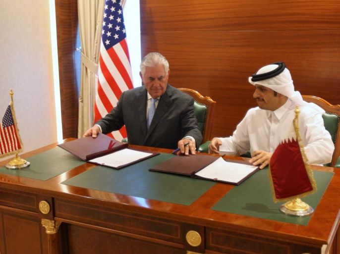 Qatar's foreign minister Sheikh Mohammed bin Abdulrahman al-Thani (R) and U.S. Secretary of State Rex Tillerson sign a memorandum of understanding in Doha, Qatar, July 11, 2017. REUTERS/Naseem Zeitoon