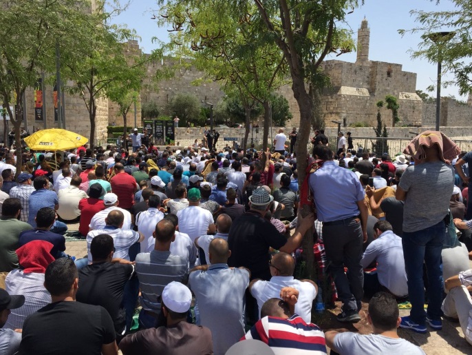 ‪قرابة ألفي مصل أدوا صلاة الجمعة عند باب الخليل لعدم تمكنهم من الدخول إلى المسجد الأقصى‬ (الجزيرة)