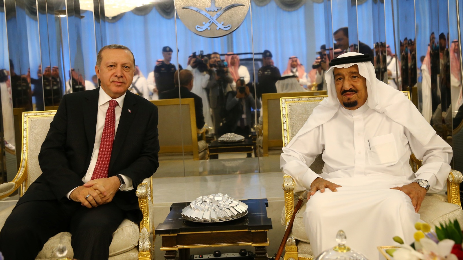 ‪الملك سلمان لدى استقباله أردوغان أمس الأحد‬  (رويترز)