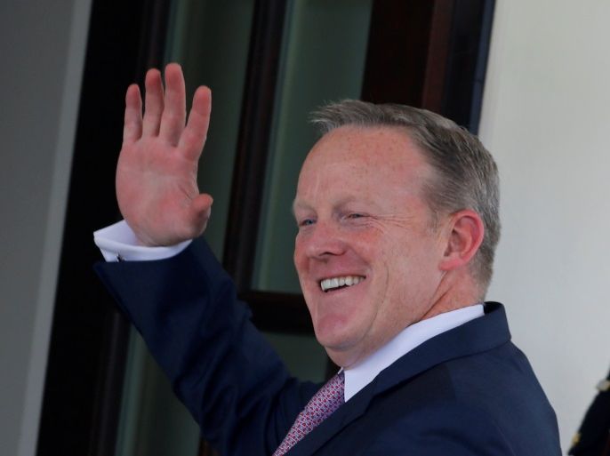 Outgoing White House Press Secretary Sean Spicer waves as he walks into the White House in Washington, U.S., July 21, 2017. REUTERS/Carlos Barria