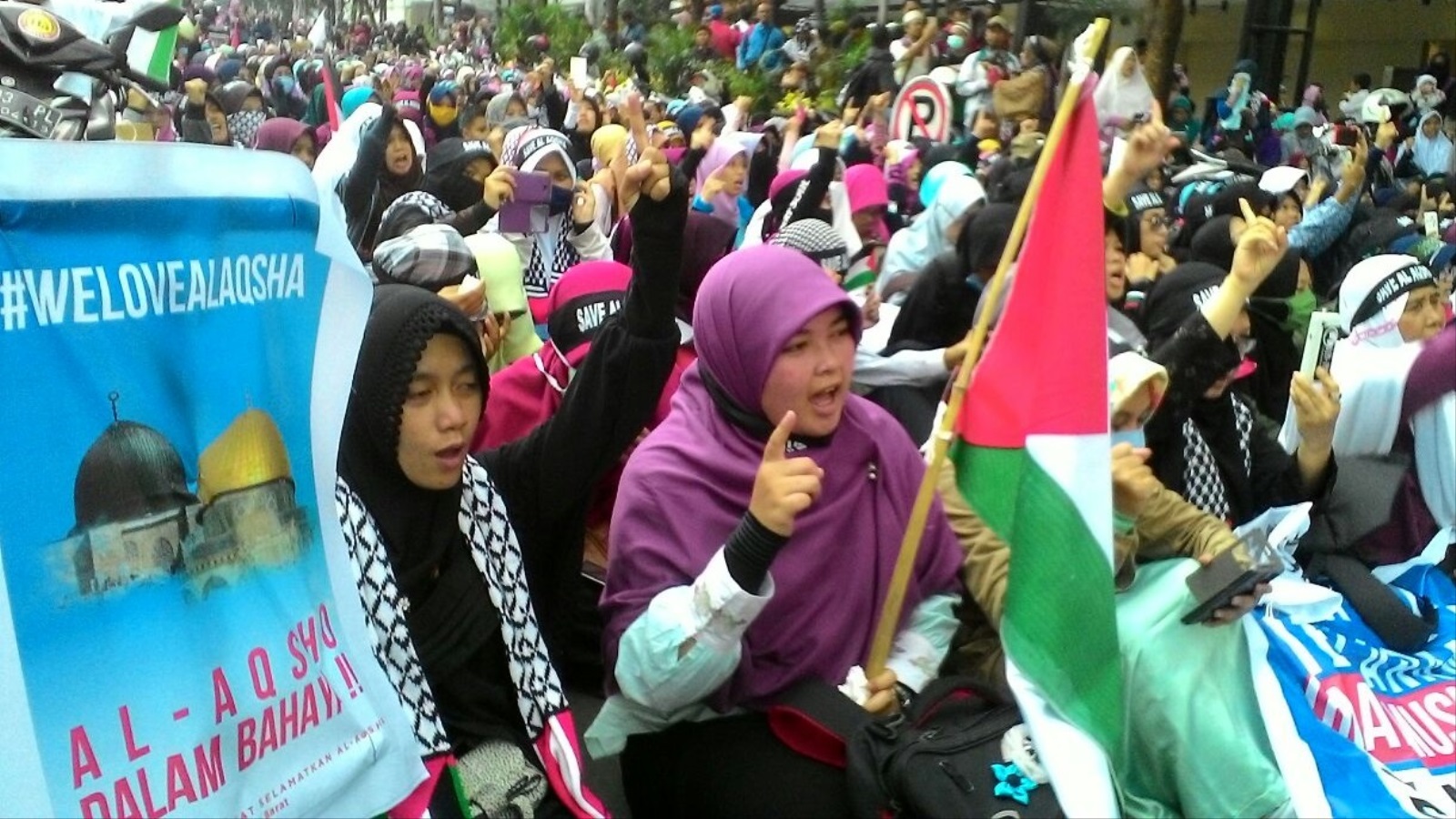 مظاهرة حاشدة شاركت فيها النساء في إندونيسيا تضامنا مع الأقصى (الجزيرة)