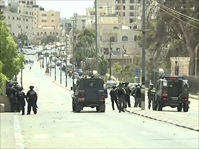 ‪مواجهات بين قوات الاحتلال وشبان في بيت لحم‬ (الجزيرة)