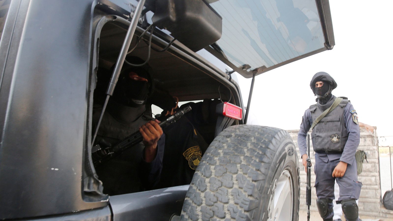 ‪المنظمة العربية لحقوق الإنسان: التعامل الأمني العنيف لإخلاء الوراق سلوك إجرامي لا يمكن تبريره‬  (رويترز)