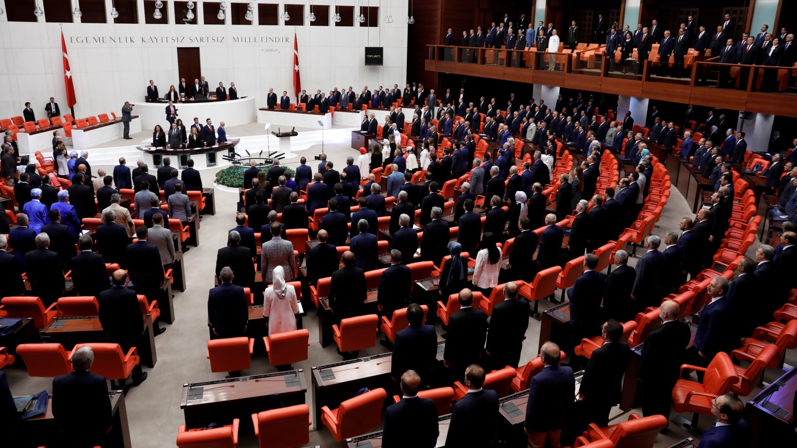 ‪البرلمان التركي عقد جلسة خاصة صباح اليوم بمشاركة الأحزاب التركية‬ (رويترز)