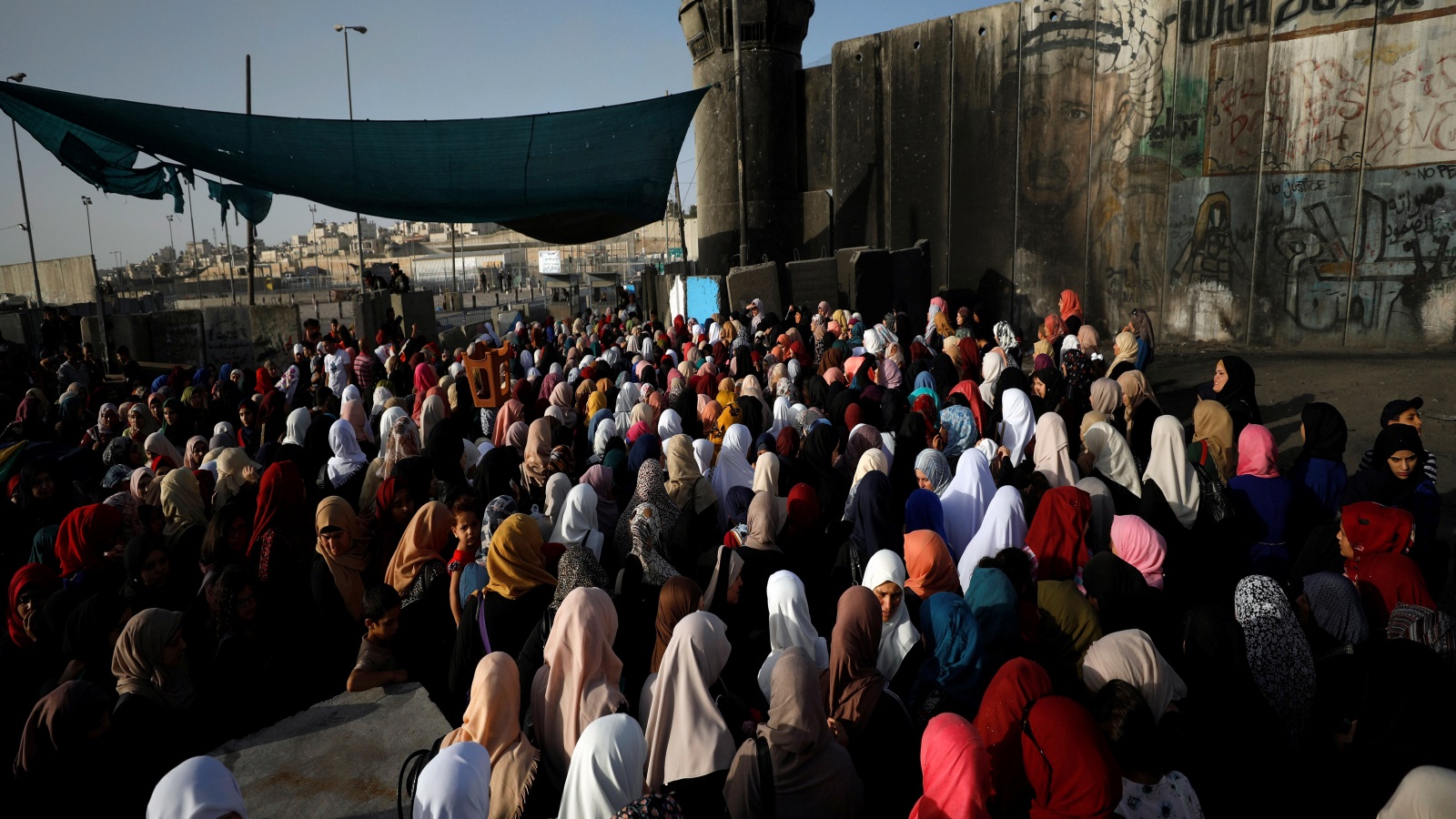 ‪آلاف الفلسطينيين تنادوا إلى بوابات الأقصى بعد غروب الشمس‬ (رويترز)