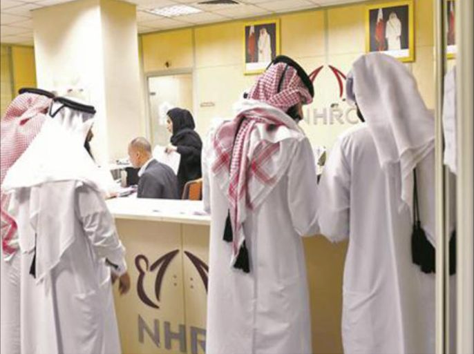 طلاب قطريون خلال تقديمهم بشكاوى لدى اللجنة الوطنية لحقوق الإنسان (الجزيرة