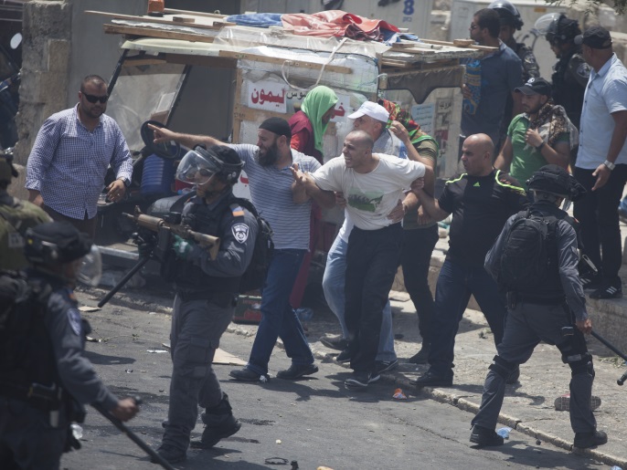جانب من الاشتباكات بين المصلين وقوات الاحتلال الإسرائيلي في محيط المسجد الأقصى (غيتي) 