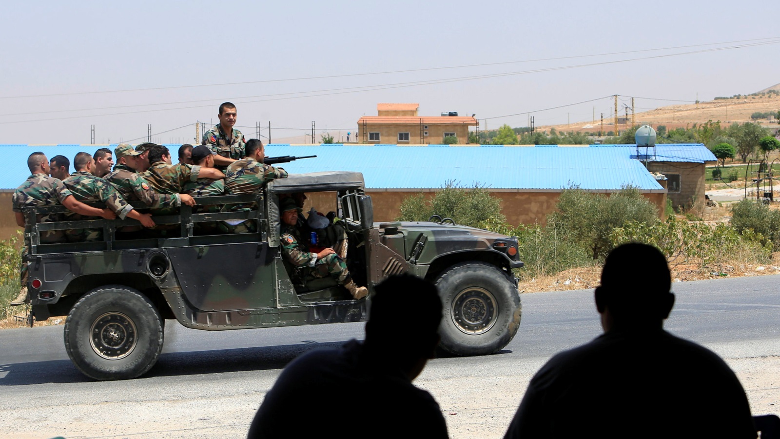 ‪دورية للجيش اللبناني بأحد شوارع بلدة لبوة المحاذية لبلدة عرسال الحدودية مع سوريا‬ (رويترز)
