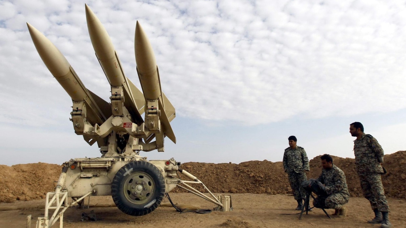 جنود إيرانيون يستعدون لإطلاق صواريخ أرض جو أثناء تمرين عسكري أواخر 2012 (الأوروبية)