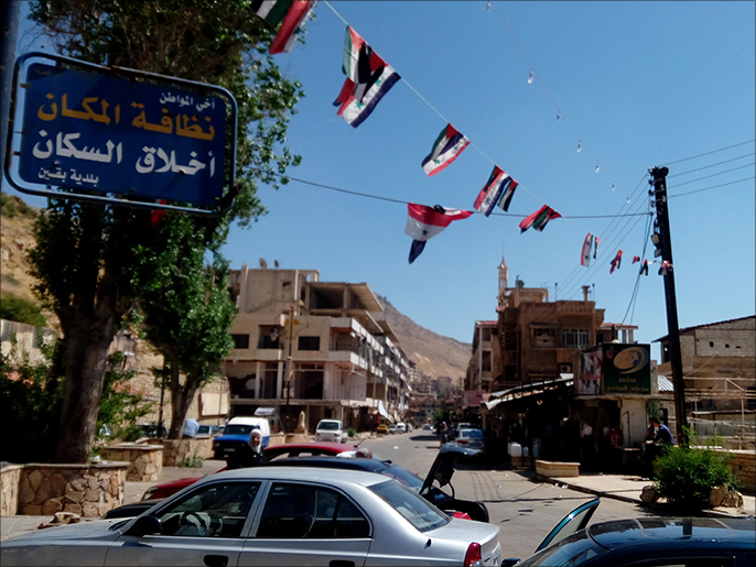 اشتهرت مضايا بالمحال التجارية العديدة التي لم تفتح كلها بعد(الجزيرة نت)