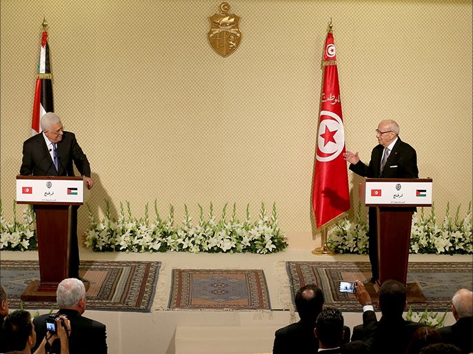 السبسي، خلال مؤتمر صحفي مشترك مع نظيره الفلسطيني، محمود عباس، بقصر الرئاسة التونسية بقرطاج