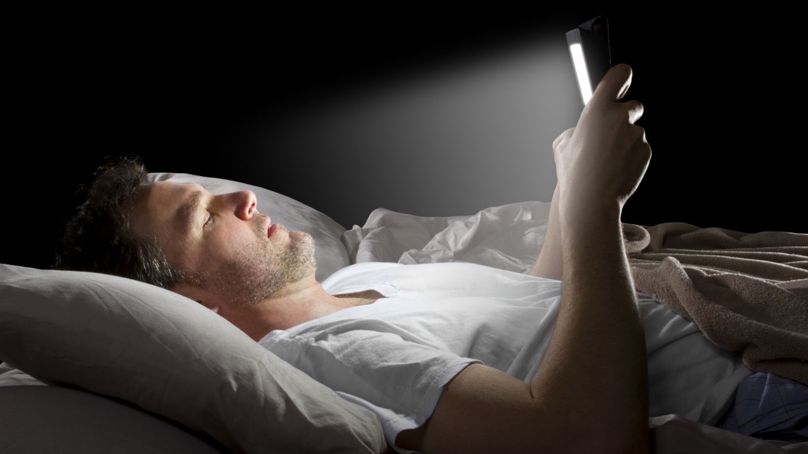 ‪التلوث الضوئي ووهج الأجهزة الإلكترونية يغيران أنماط النوم‬ التلوث الضوئي ووهج الأجهزة الإلكترونية يغيران أنماط النوم (مواقع التواصل)