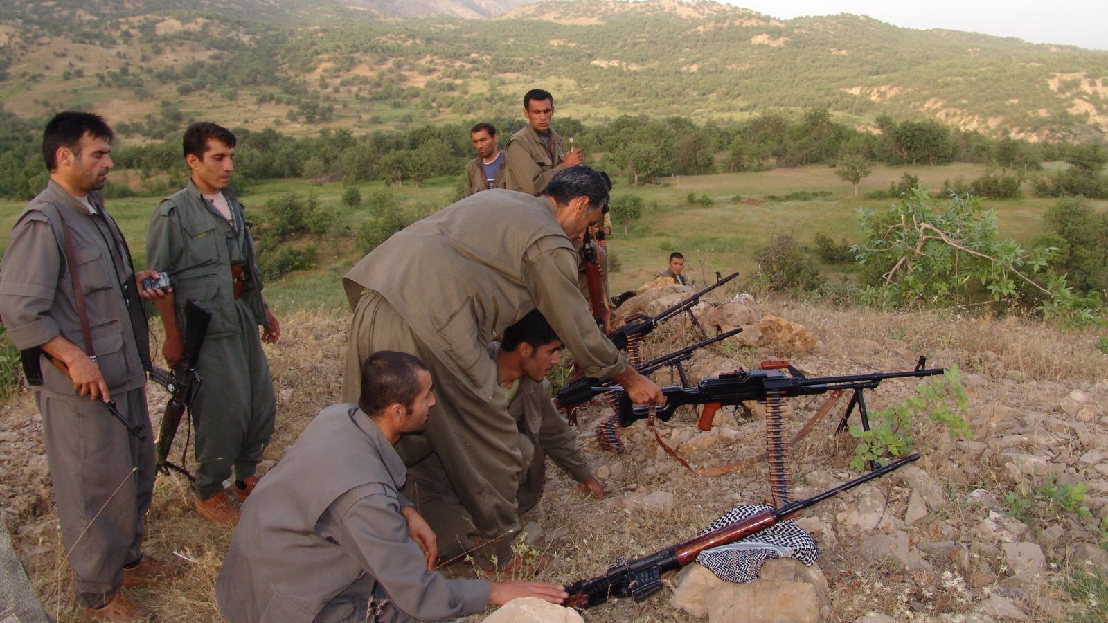 ‪مقاتلون من حزب العمال الكردستاني يدربون مليشيا قريبة منه في سنجار شمالي العراق (الجزيرة)‬ مقاتلون من حزب العمال الكردستاني يدربون مليشيا قريبة منه في سنجار شمالي العراق (الجزيرة)