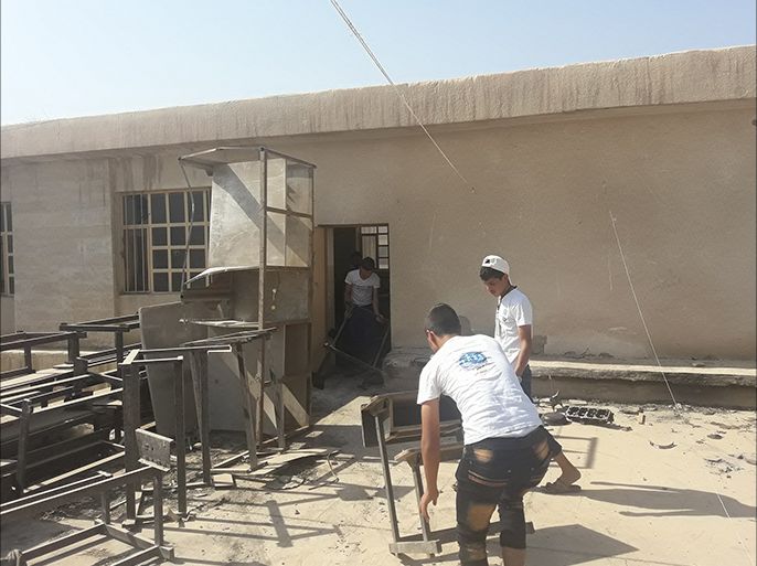 متطوعين من اهالي الموصل يقومون بحملة تنظيف مدرسة