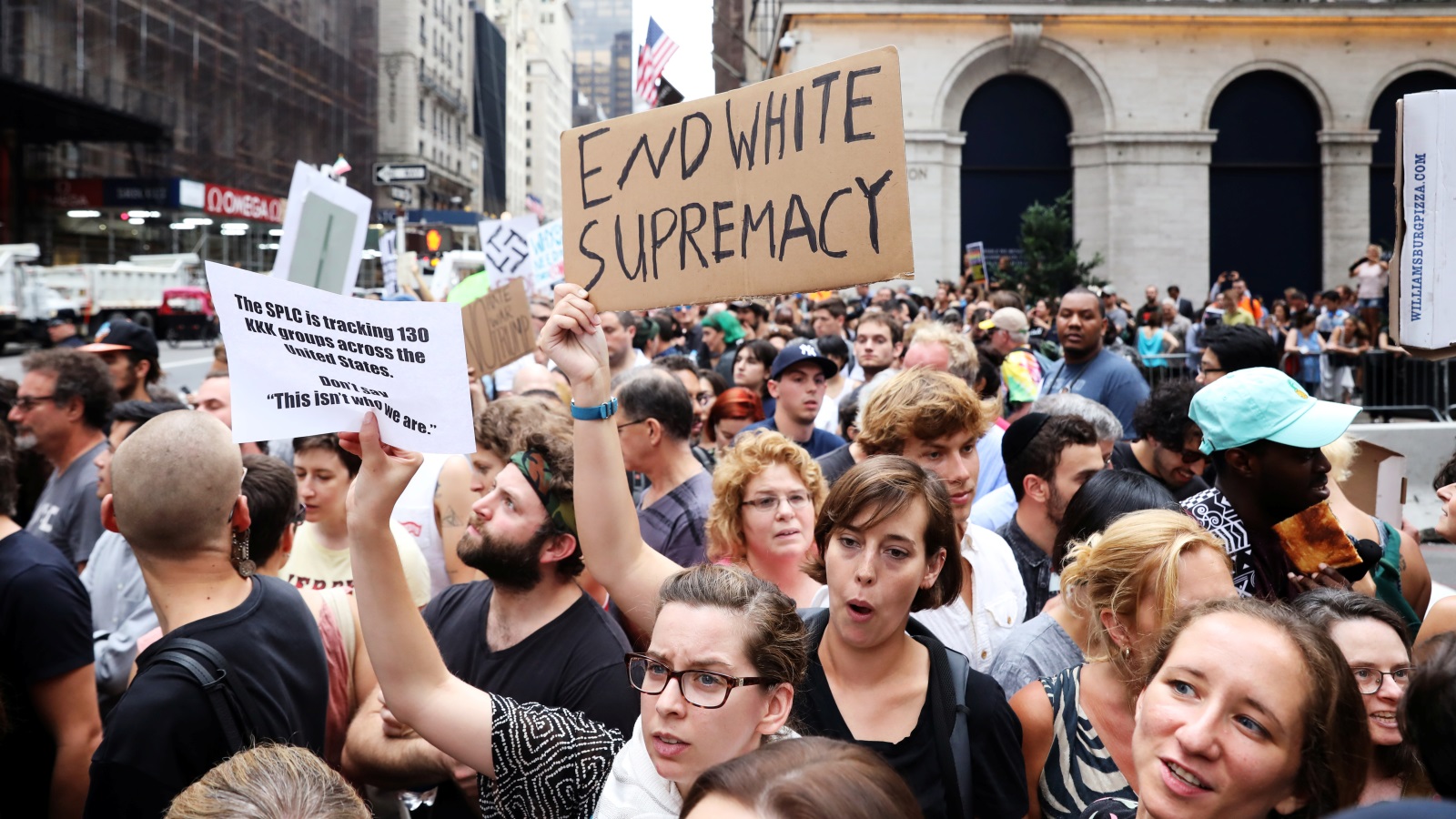 متظاهرون ينددون بالأحداث العنصرية في مظاهرة بمدينة نيويورك وضد مواقف ترمب (رويترز)