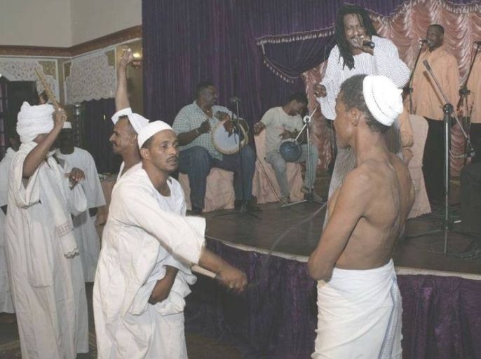 العريس يحي يمارس جلد البطان مع أحد أقرانه في مناسبة زواجه في عطبرة بولاية نهر النيل