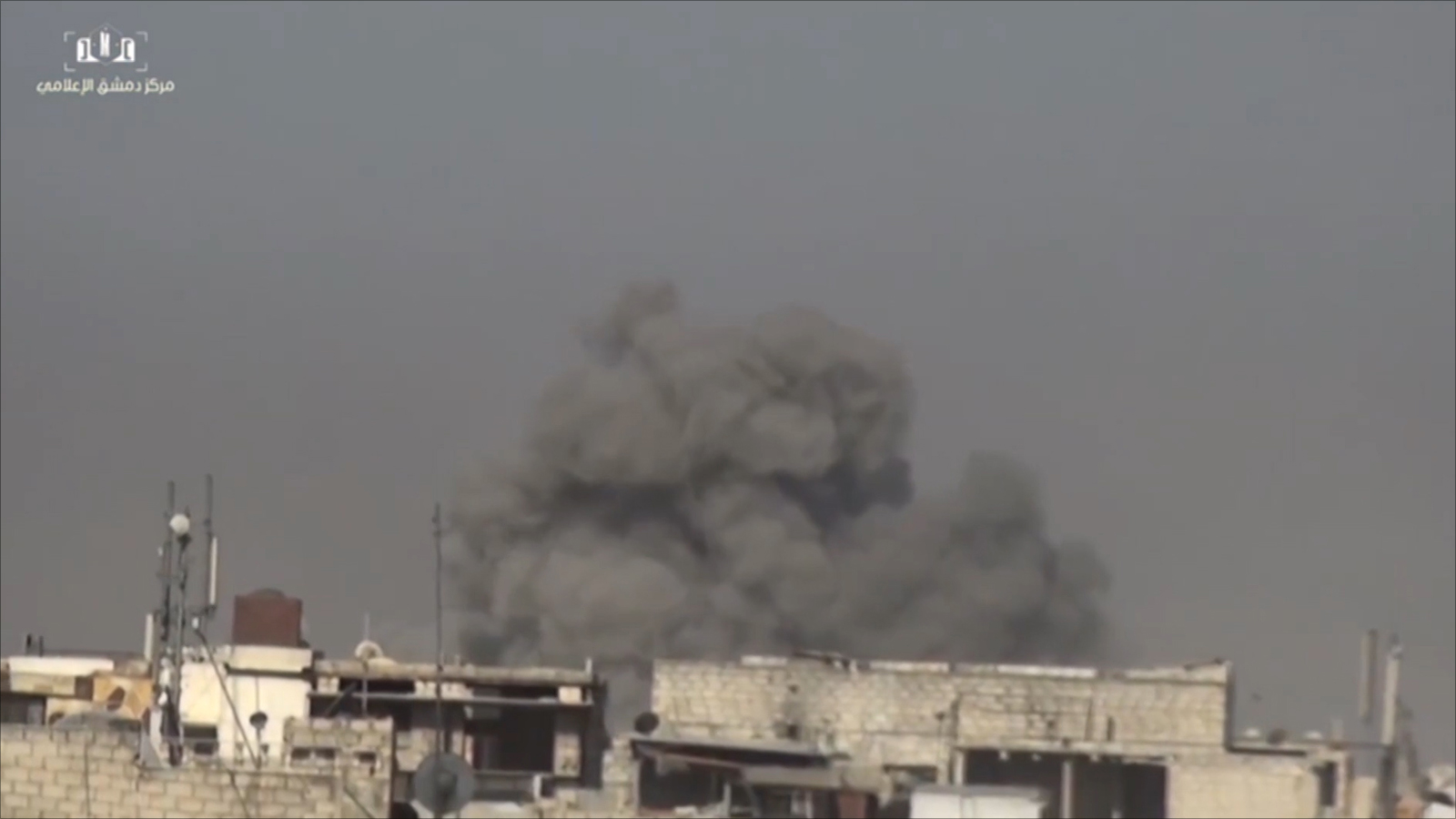 ‪النظام السوري واصل قصف وحصار مدن وبلدات الغوطة الشرقية‬ (الجزيرة)
