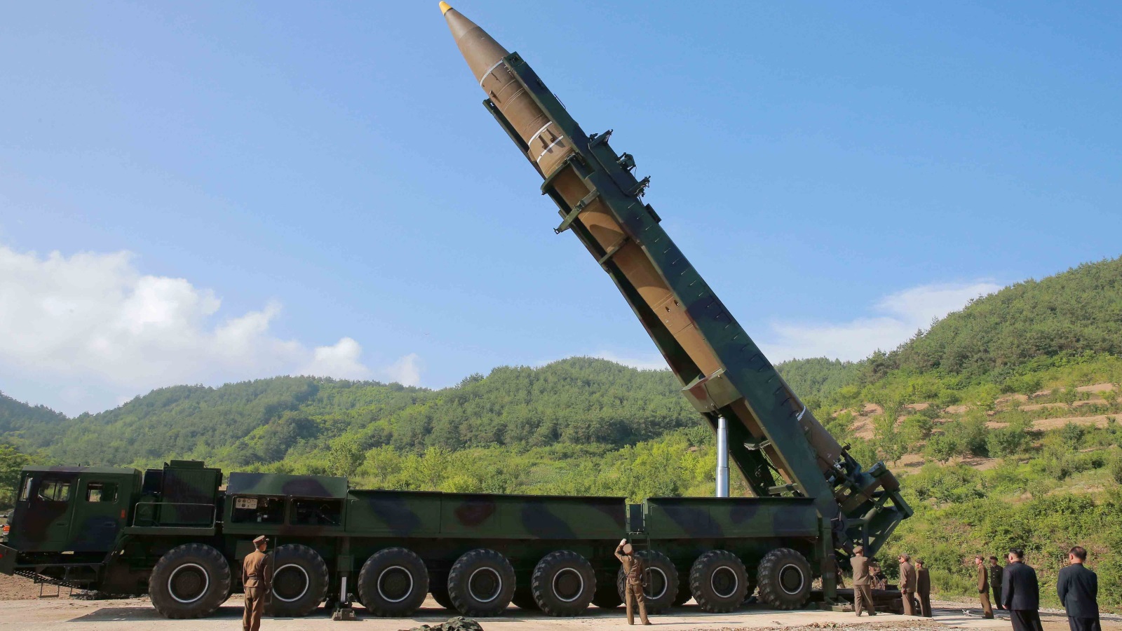 صورة بثتها كوريا الشمالية لصاروخ باليستي عابر للقارات (رويترز)