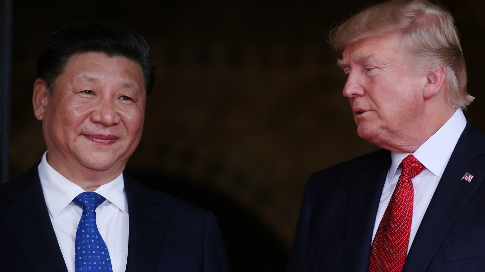الرئيسان الأميركي والصيني خلال لقاء جمع بينهما في أبريل/نيسان الماضي (رويترز)