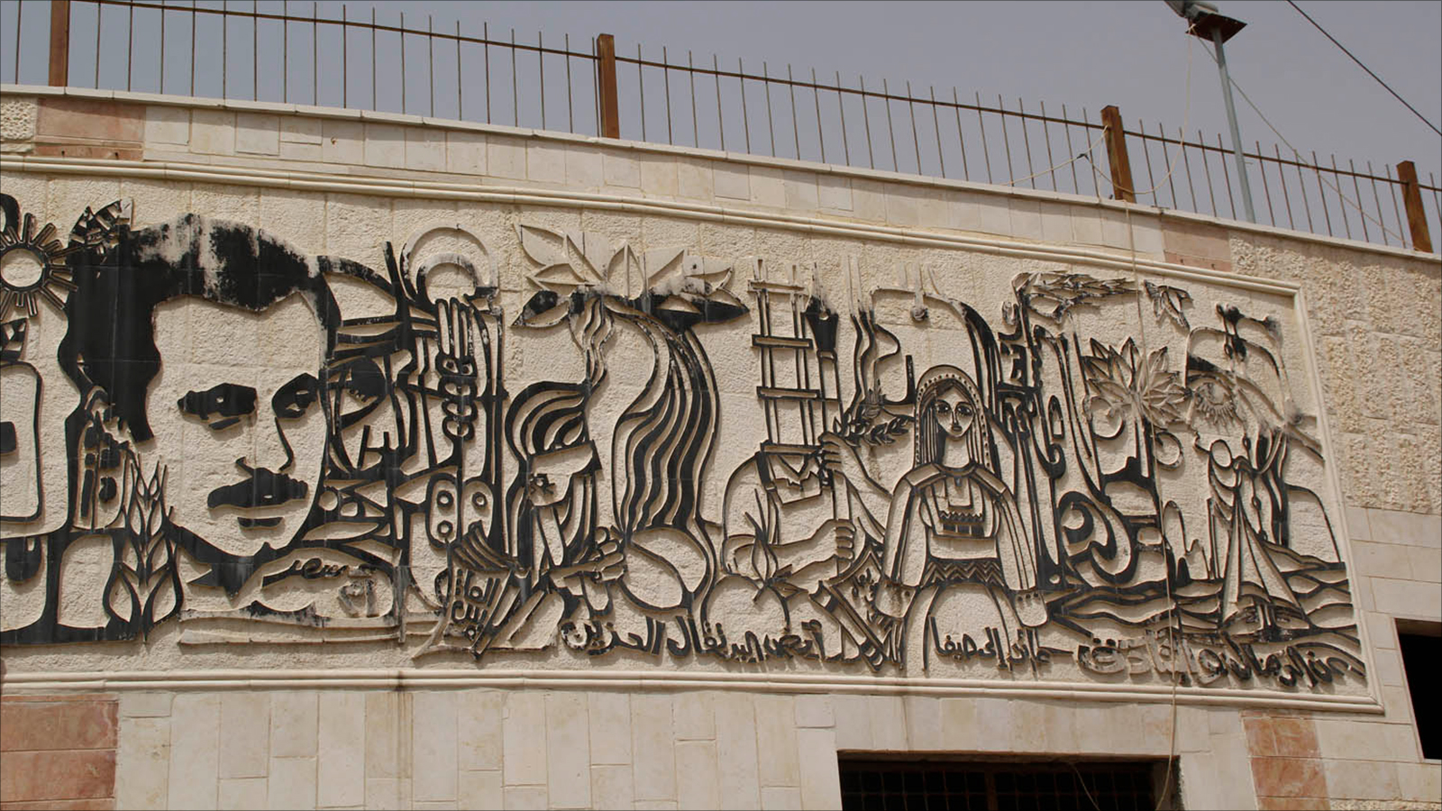 ‪جدارية الكاتب الفلسطيني غسان كنفاني توسطت مدينة دورا‬ (الجزيرة)