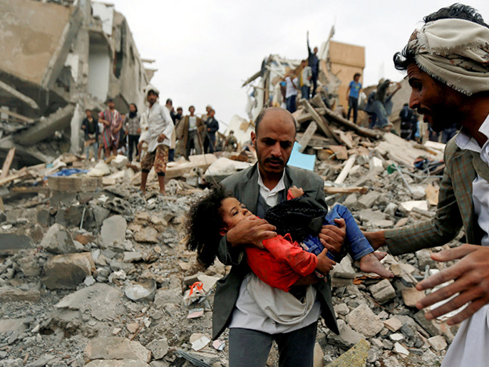 ‪طفلة يمنية هي الوحيدة التي نجت من قصف التحالف منزل أسرتها في صنعاء‬ (الصحافة الأميركية-أرشيف)
