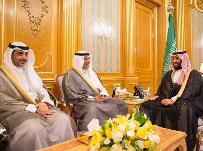 ولي العهد السعودي محمد بن سلمان (يمين) يستقبل وزير الخارجية الكويتي صباح خالد الحمد الصباح ( وسط) - المصدر : وكالة الانباء السعودية