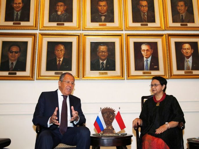Russian Foreign Minister Sergey Lavrov (L) talks with his counterpart Retno Marsudi at Indonesia Foreign Ministry office in Jakarta, August 9, 2017. REUTERS/Beawiharta