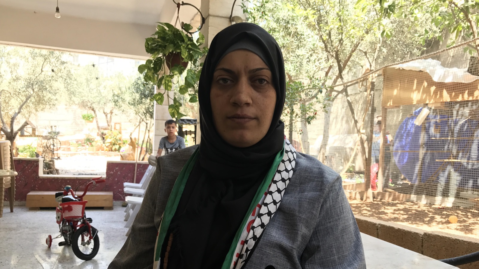 الأسيرة المحررة دلال أبو الهوى تعرضت لضغوط ومعاملة مهينة أثناء اعتقالها في السجون الإسرائيلية (الجزيرة)