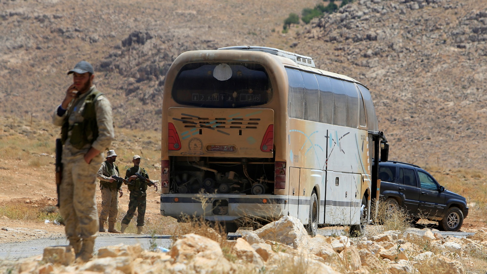 ‪مسلحون من حزب الله قرب إحدى الحافلات قبل انطلاقها للقلمون الشرقي في سوريا‬ مسلحون من حزب الله قرب إحدى الحافلات قبل انطلاقها للقلمون الشرقي في سوريا (رويترز)