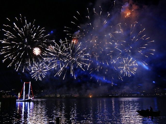 epa06141627 Fireworks illuminate the sky over the bay during the Geneva Festival (Fetes de Geneve) in Geneva, Switzerland, 12 August 2017. The grand fireworks marked the highlight of the annual summer event. EPA/MAGALI GIRARDIN