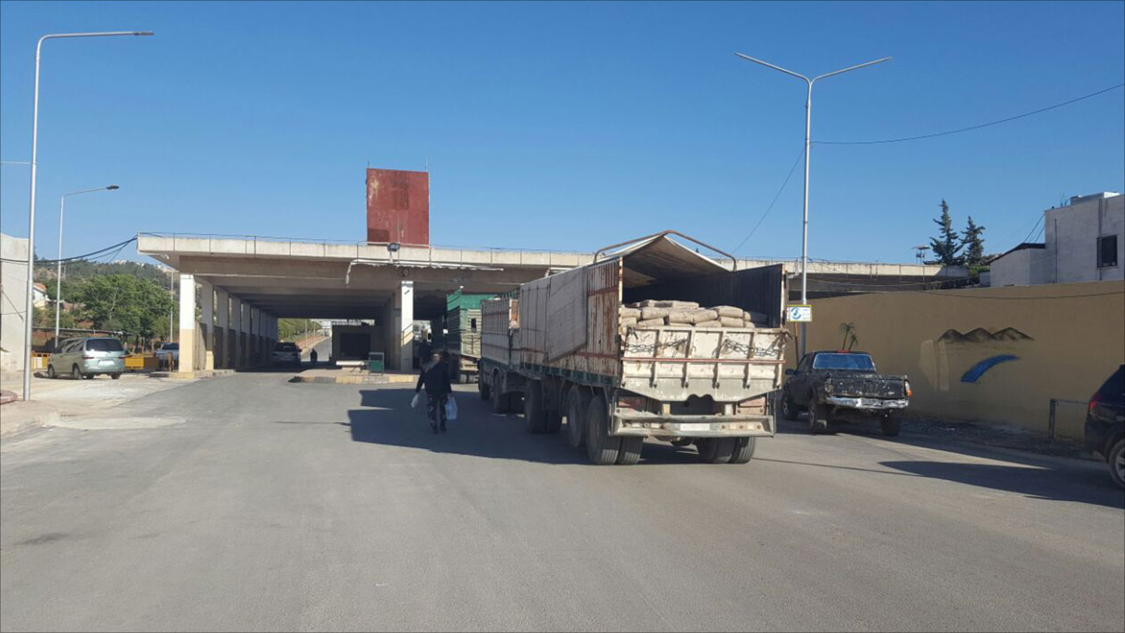 ‪معبر باب الهوى بين تركيا وسوريا خضع مؤخرا لسيطرة هيئة تحرير الشام‬ (الجزيرة)