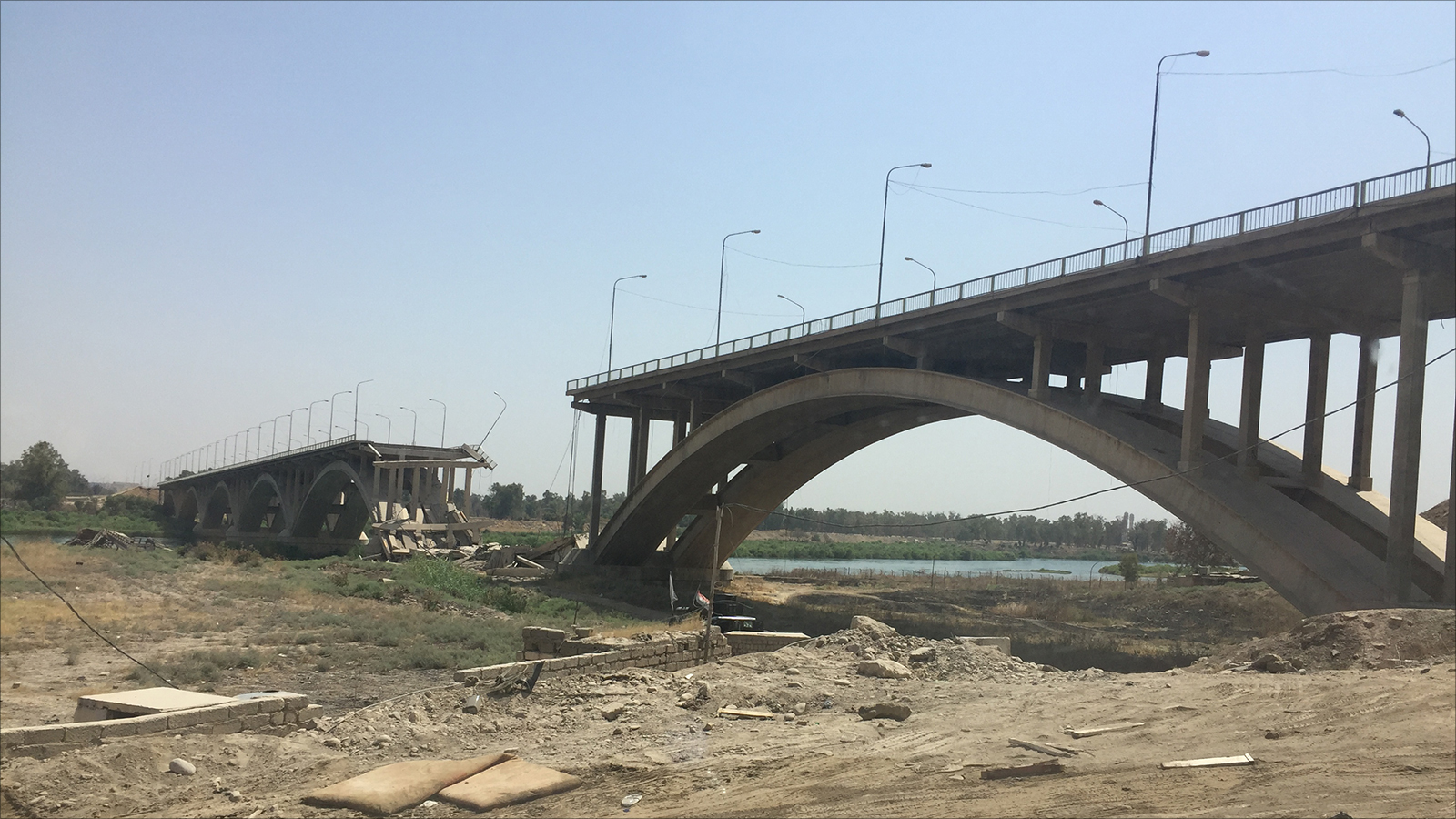 ‪جسر الشهداء أحد الجسور الخمسة المدمرة في الموصل‬ (الجزيرة)