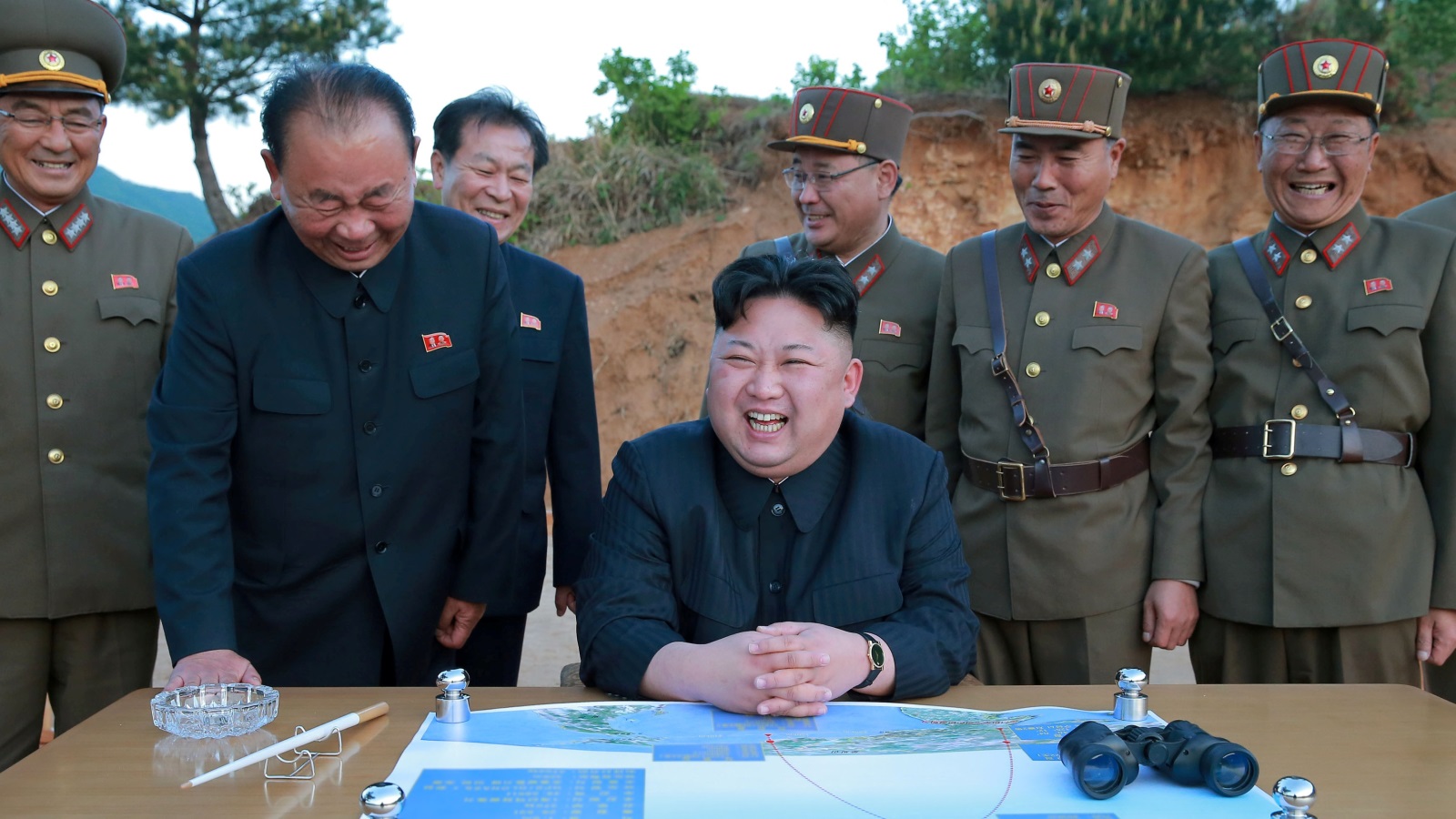 ‪قادة كوريا الشمالية قابلوا ردود الفعل الدولية على التجارب الصاروخية بابتسامات عريضة‬ قادة كوريا الشمالية قابلوا ردود الفعل الدولية على التجارب الصاروخية بابتسامات عريضة (رويترز)