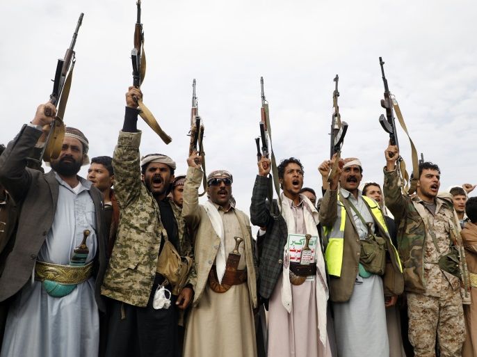 Supporters of the Shiite Huthi movement raise their weapons during a gathering in the capital Sanaa, on August 24, 2017, to mobilize more fighters in the conflict against pro-government forces. / AFP PHOTO / STRINGER (Photo credit should read STRINGER/AFP/Getty Images)