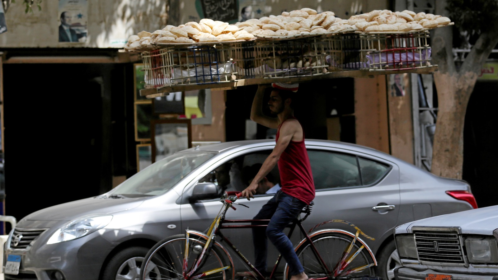 حرارة الصيف العالية في مصر تزيد من معاناة العاملين بالمخابز 