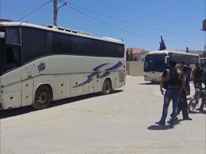 حافلات تقل عناصر تحرير الشام ولاجئين سورين في طريقها الى ادلب.