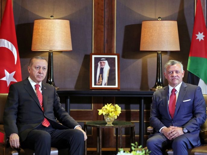 Jordan's King Abdullah II (R) meets with Turkish President Recep Tayyip Erdogan at the royal palace in Amman on August 21, 2017. / AFP PHOTO / KHALIL MAZRAAWI (Photo credit should read KHALIL MAZRAAWI/AFP/Getty Images)