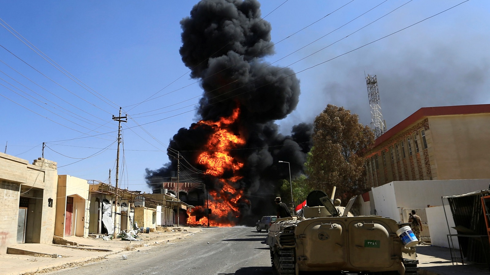 ‪حريق جراء الاشتباكات بين القوات العراقية وتنظيم الدولة في تلعفر‬ حريق جراء الاشتباكات بين القوات العراقية وتنظيم الدولة في تلعفر (رويترز)