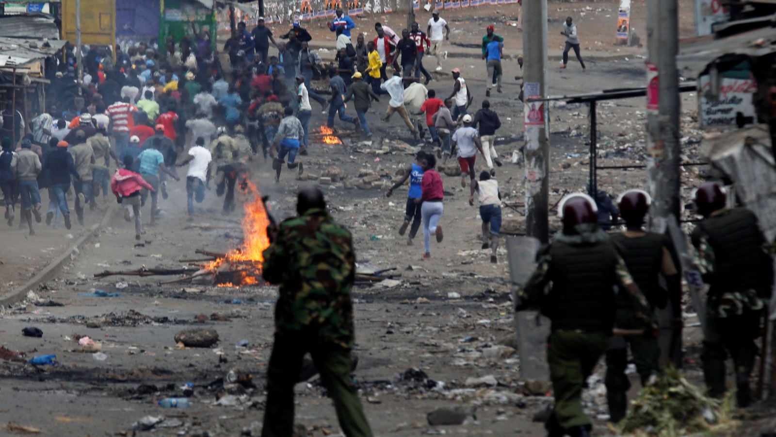 ‪قوات الأمن تطارد متظاهرين مؤيدين لزعيم المعارضة الكينية بضواحي العاصمة نيروبي‬ (رويترز)