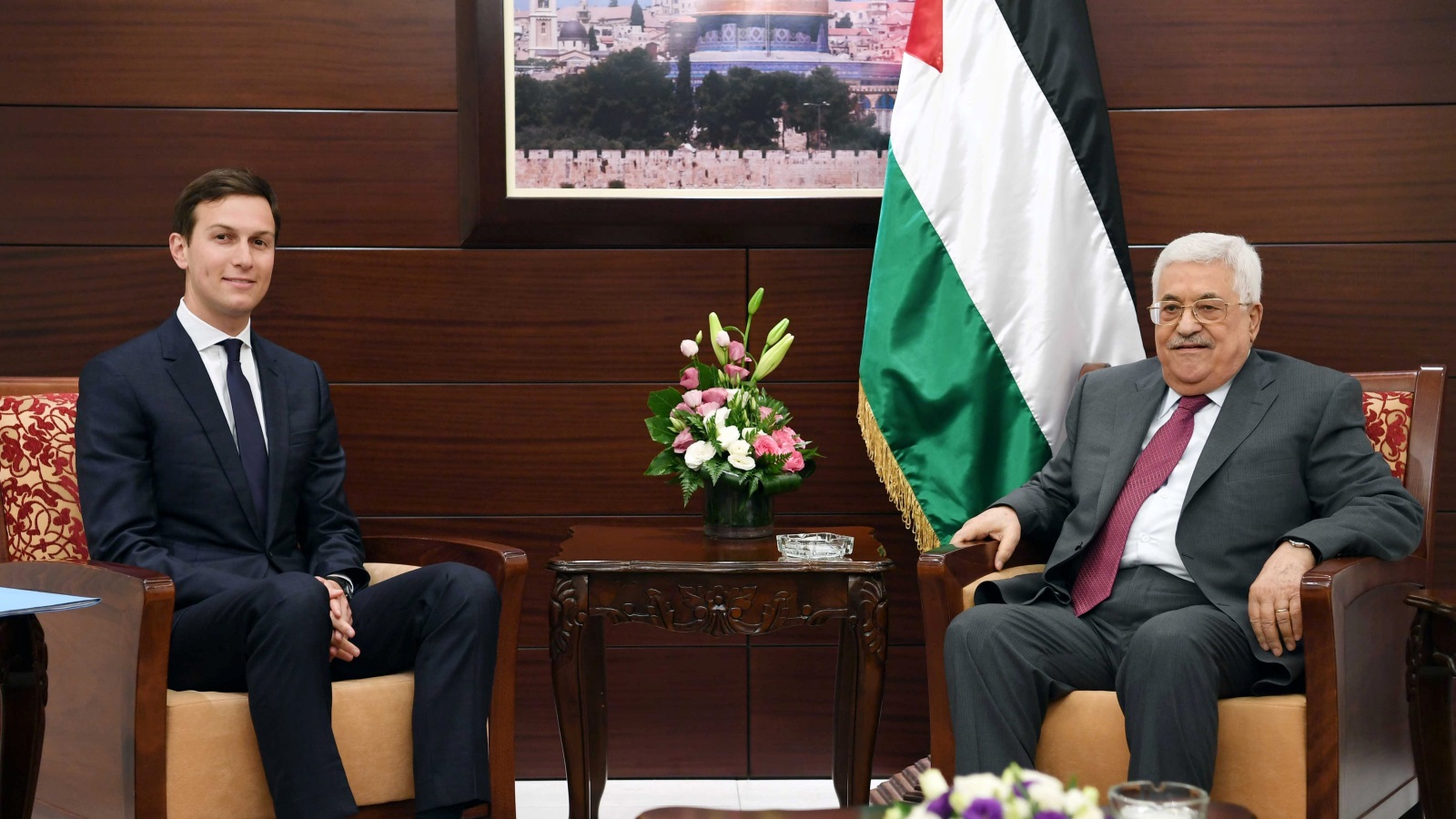‪لقاء سابق بين الرئيس الفلسطيني‬ (يمين)(رويترز-أرشيف)