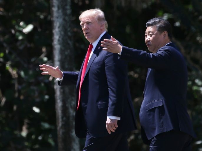 U.S. President Donald Trump (L) and China's President Xi Jinping walk along the front patio of the Mar-a-Lago estate after a bilateral meeting in Palm Beach, Florida, U.S., April 7, 2017. REUTERS/Carlos Barria