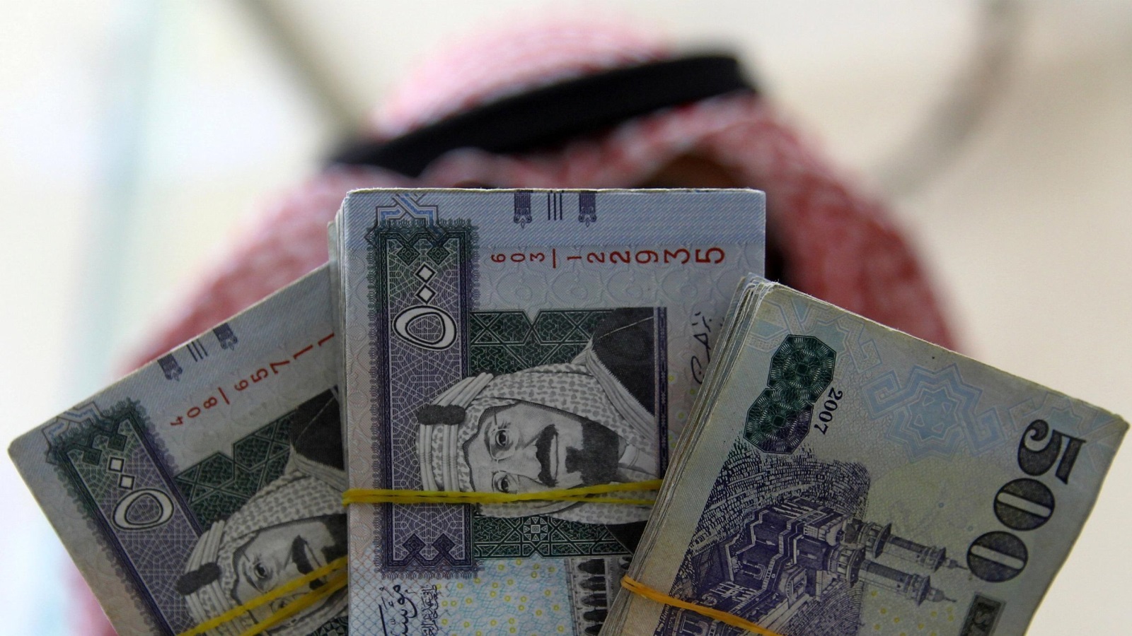 السعودية اضطرت للسحب من احتياطياتها المالية لمواجهة أزمة أسعار النفط (رويترز)