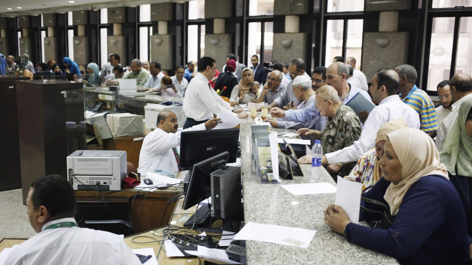 مصريون يشترون شهادات استثمار في مشروع توسعة قناة السويس عام 2014 
