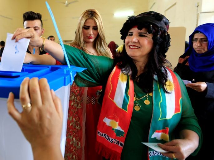 A woman casts her vote at a polling station during Kurds independence referendum in Kirkuk, Iraq September 25, 2017. REUTERS/Thaier Al-Sudani TPX IMAGES OF THE DAY