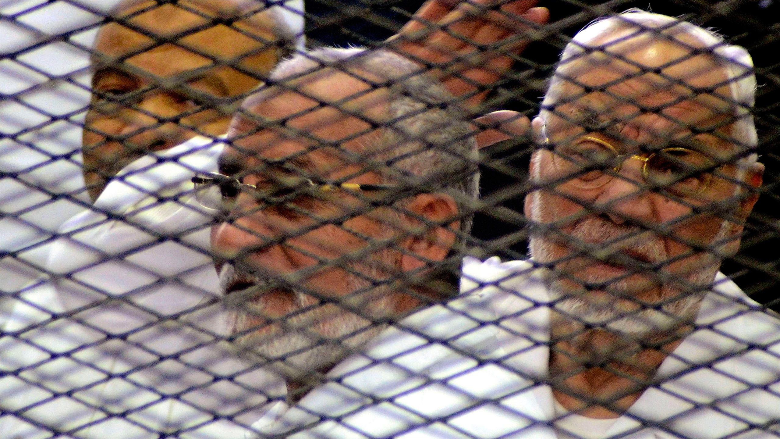 عاكف (يمين)(وسط) (الأوروبية)