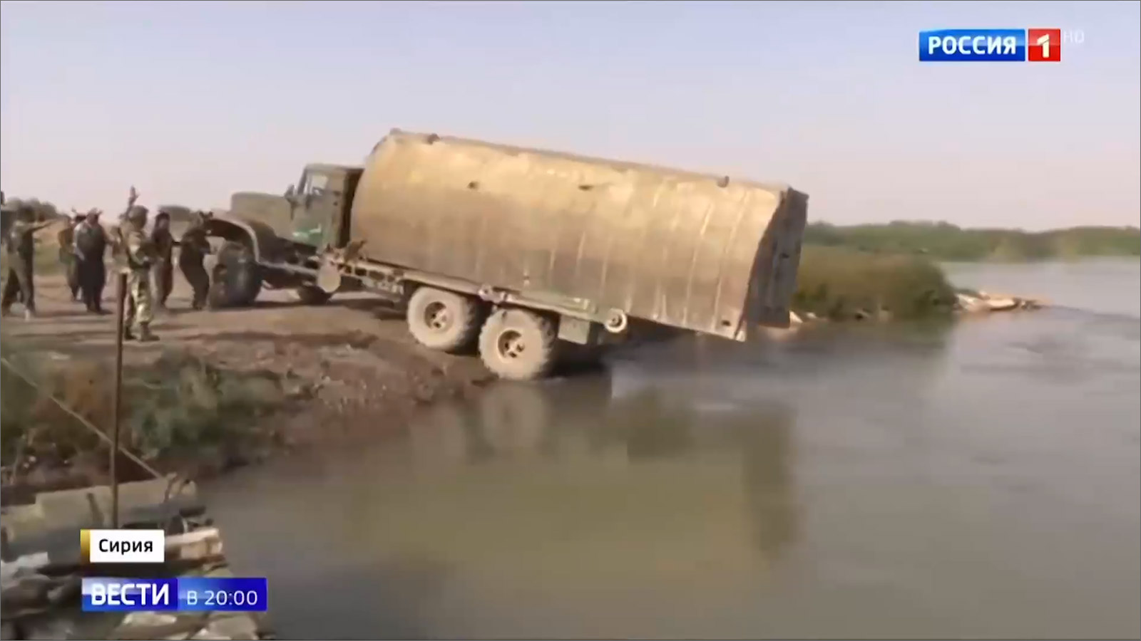 ‪قوات النظام السوري خلال عبورها نهر الفرات إلى الجانب الشرقي‬ (الجزيرة)
