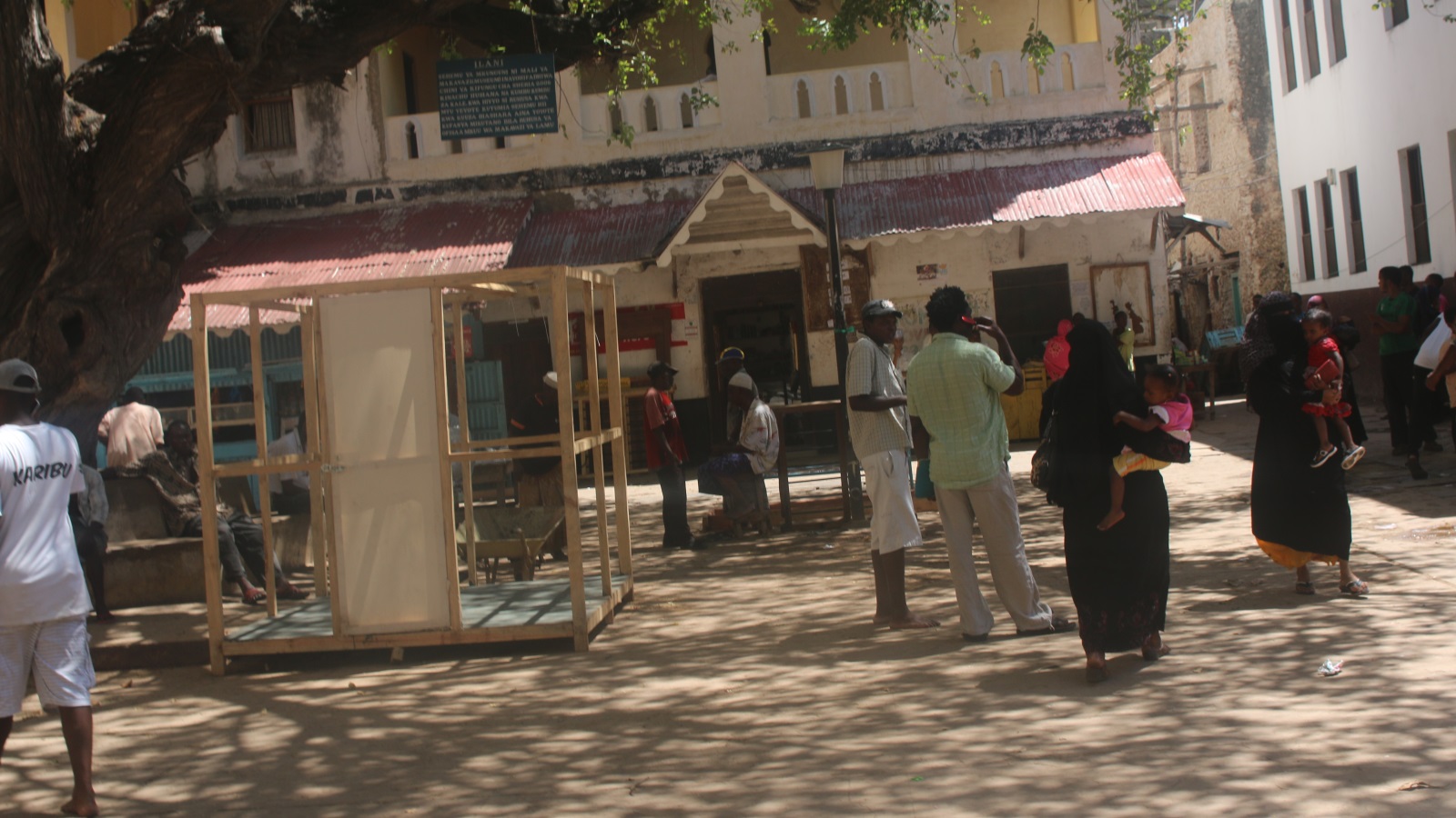 الساحة الرئيسية في لامو تعتبر أكثر الأماكن جذبا للعب _الباو حيث تقام منافسات بين محترفي اللعبة (الجزيرة)