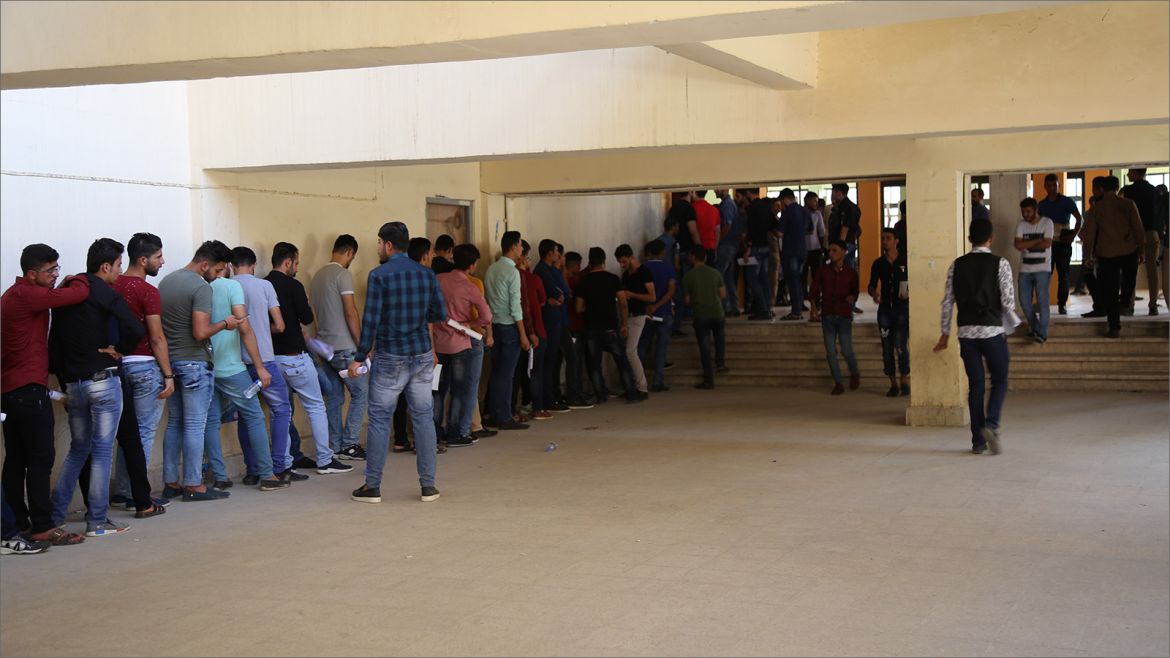 طلاب يستكملون إجراءات تسجيلهم ونقلهم إلى جامعة الموصل.
