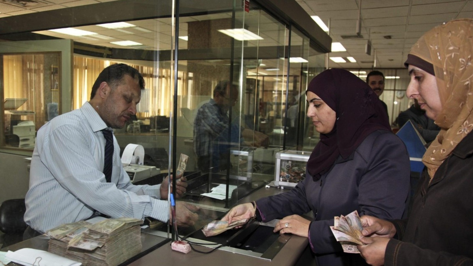 زيادة الضرائب قد تؤثر سلبا على معدل النمو الاقتصادي في الأردن (رويترز)